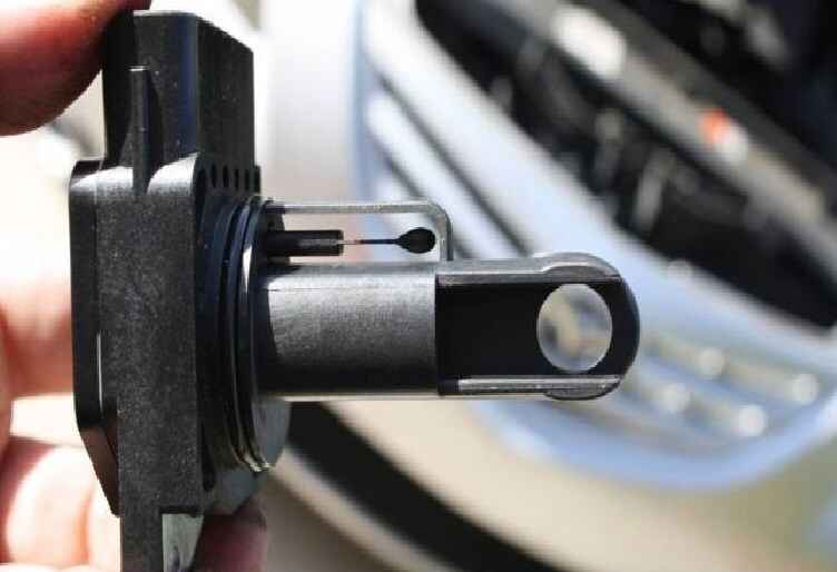 Large رعشة المحرك وتقطيع الشكمان علامات تنذر بتلف هذا ال