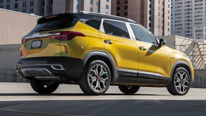 2022 kia seltos nightfall edition rear three quarters كيا سيلتوس