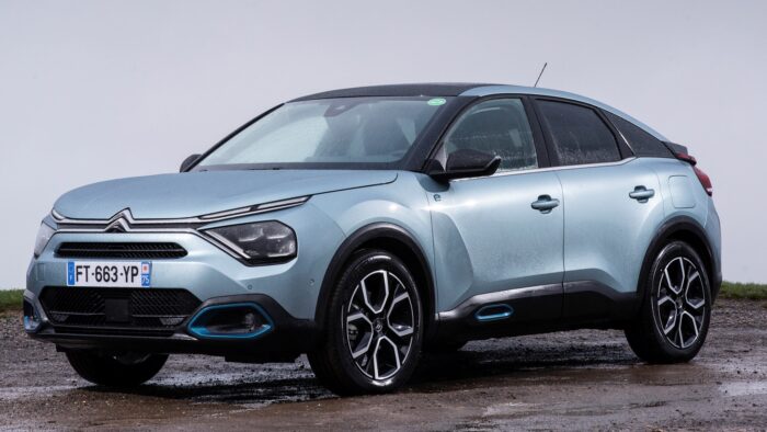نجم توب جير السابق روري ريد يصف سيارة Citroen e-C4 بأنها "رولز رويس هاتشباك" 6 citroen e c4 01