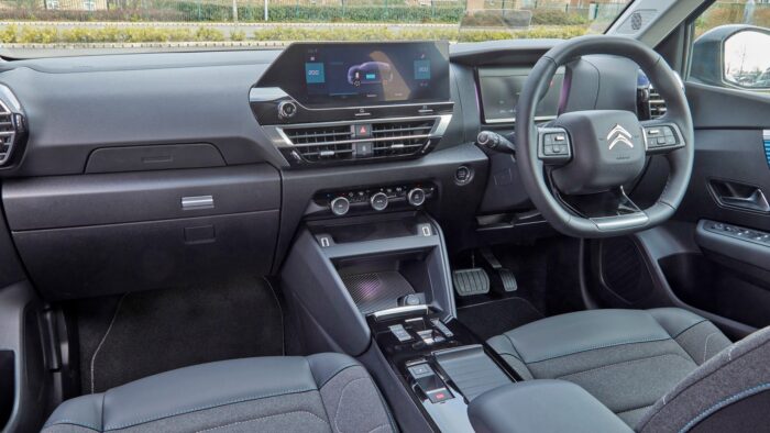 نجم توب جير السابق روري ريد يصف سيارة Citroen e-C4 بأنها "رولز رويس هاتشباك" 7 citroen ec4 006