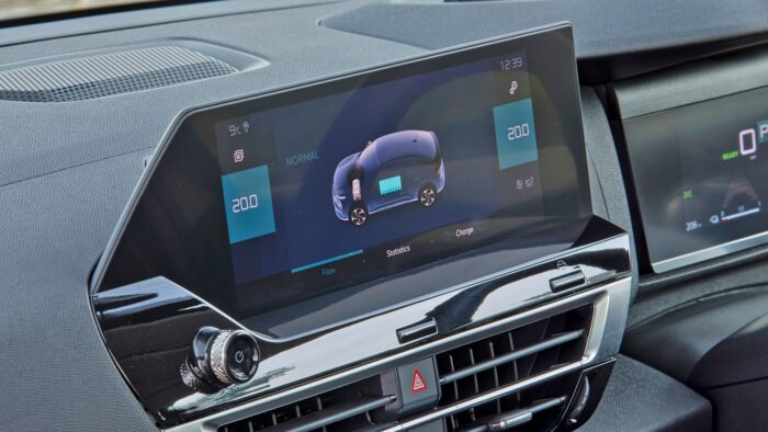 نجم توب جير السابق روري ريد يصف سيارة Citroen e-C4 بأنها "رولز رويس هاتشباك" 8 citroen ec4 007