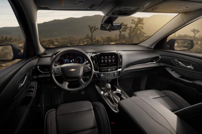 أفضل سيارات تشيفي للرحلات البرية 16 2021 Chevrolet Traverse 008 1000x666 1