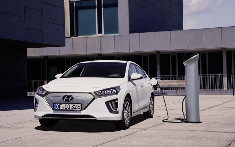 2020 Hyundai IONIQ Electric via Guide Auto السيارات الكورية