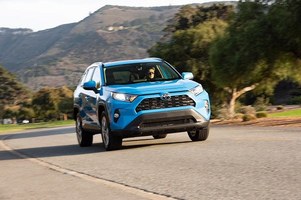 2019 Toyota RAV4 XLE Premium front 600