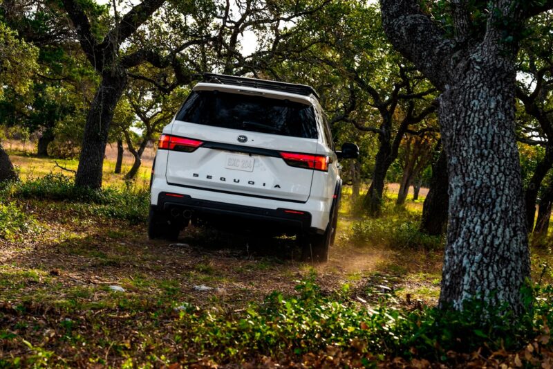 950072 مقارنة سيارة تويوتا سيكويا بسيارة شيفروليه تاهو 1