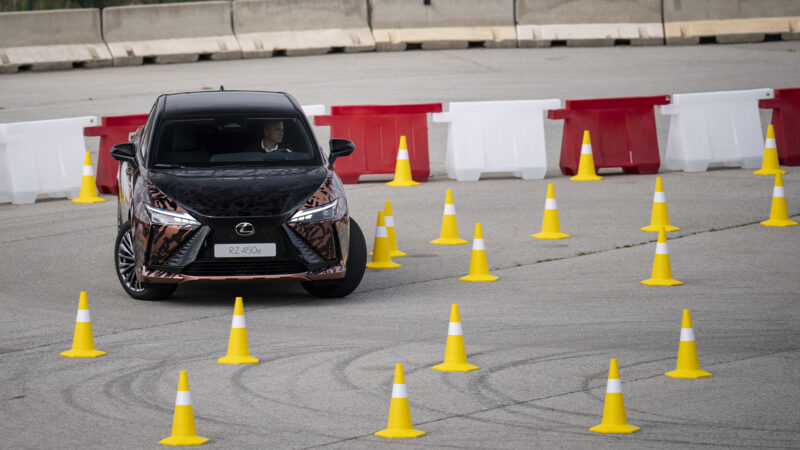 مراجعة النظرة الأولي لنموذج 2023 Lexus RZ450e أول مركبة كهربائية لكزس 7 2023 Lexus RZ450e 013