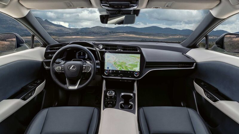 مراجعة النظرة الأولي لنموذج 2023 Lexus RZ450e أول مركبة كهربائية لكزس 19 2023 Lexus RZ450e 025