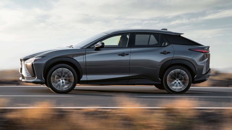 مراجعة النظرة الأولي لنموذج 2023 Lexus RZ450e أول مركبة كهربائية لكزس 5 2023 Lexus RZ450e 036