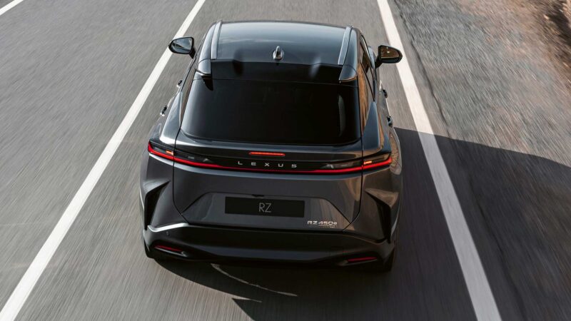 مراجعة النظرة الأولي لنموذج 2023 Lexus RZ450e أول مركبة كهربائية لكزس 8 2023 Lexus RZ450e 037 1