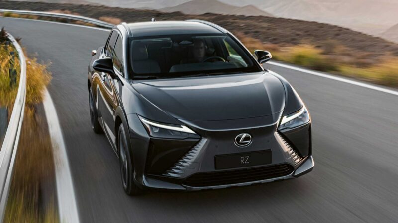 مراجعة النظرة الأولي لنموذج 2023 Lexus RZ450e أول مركبة كهربائية لكزس 21 2023 Lexus RZ450e 041 1