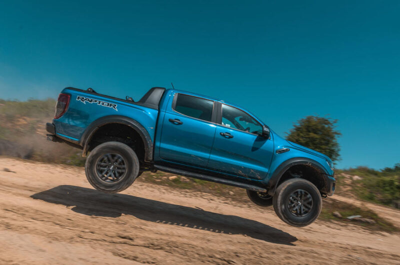 28 ford ranger raptor 2019 rt jump side سيارات 4x4 وسيارات الطرق الوعرة