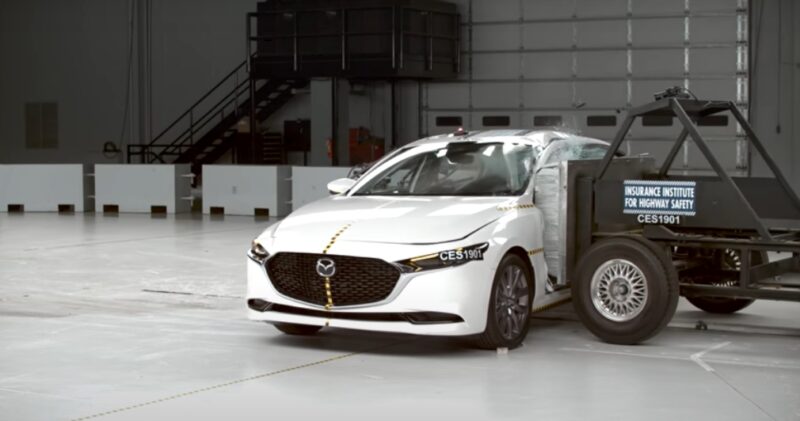 Mazda 3 السيارات الصغيرة الأكثر أمانًا السيارات الأكثر أمانًا