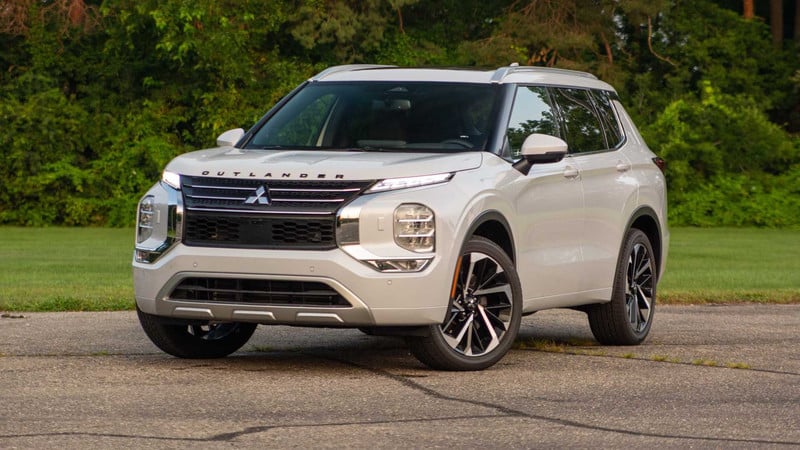 2022 mitsubishi outlander exterior 2 1