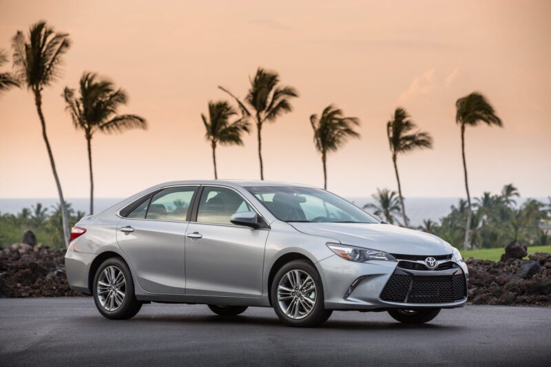 2015 Toyota Camry SE أفضل السيارات المستعملة لطلاب الجامعات