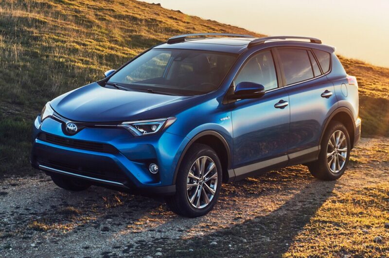 2016 Toyota RAV4 Hybrid أفضل السيارات المستعملة لطلاب الجامعات