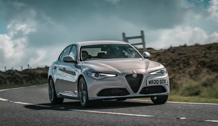 2017 Alfa Romeo Giulia سيارات أوروبية ستفلسك بمصاريف الصيانة والإصلاح 0