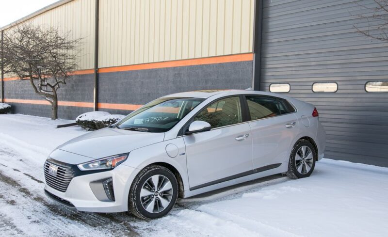 2019 Hyundai Ioniq أفضل السيارات الكهربائية المستعملة 01