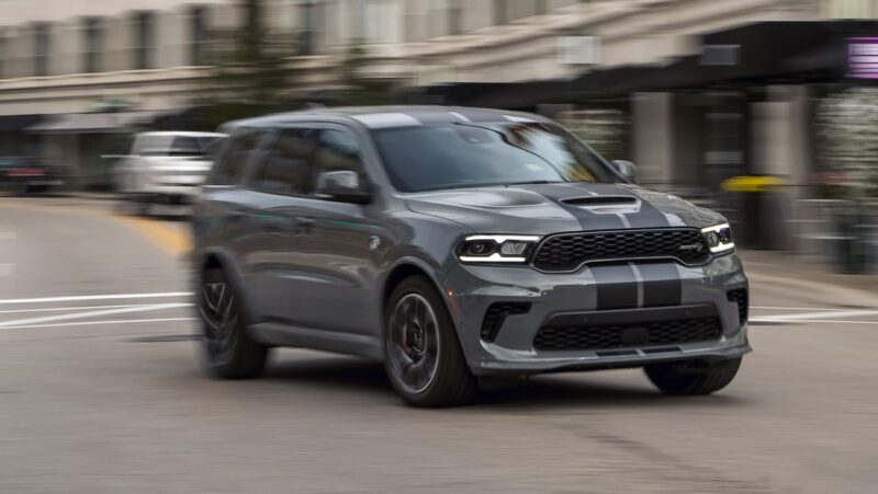 سيارات الدفع الرباعي SUV التي تستحق الانتظار: الطرازات الجديدة والمعاد تصميمها فقط لعام 2023 3 2021 dodge durango srt hellcat 246 1606323497