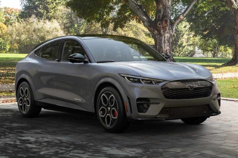 قائمة السيارات الكهربائية لعام 2023 : 50 طرازًا يجب الانتباه إليها 3 2023 Ford Mustang Mach E