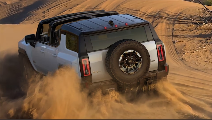 قائمة السيارات الكهربائية لعام 2023 : 50 طرازًا يجب الانتباه إليها 3 GMC Hummer EV SUV Electric Hummer SUV