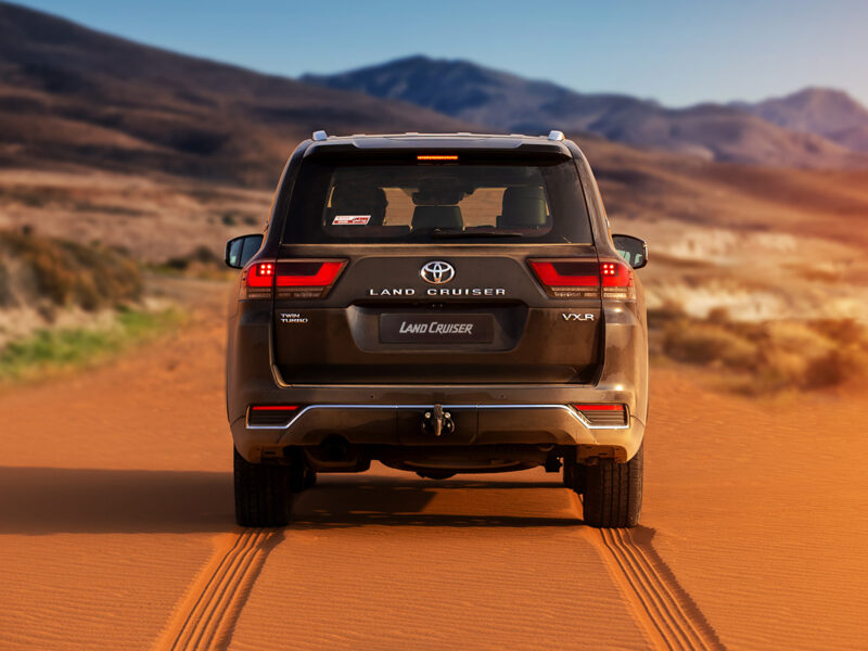 الخلفي من تويوتا لاندكروزر 2023