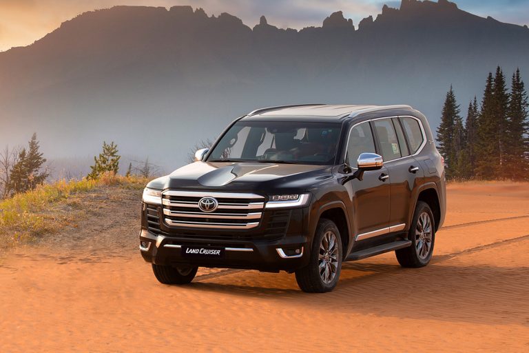 تويوتا لاندكروزر 2023 جميع الاصدارات في السعودية 768x512 1