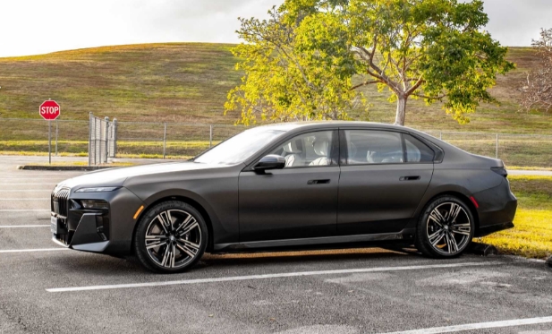 09. BMW i7 أعلى السيارات تصنيفًا