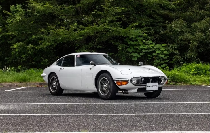 11 من أجمل السيارات على الإطلاق بتصميمات أيقونية صمدت أمام إختبار الزمن 18 03 Toyota 2000 GT أجمل السيارات على الإطلاق تصاميم خالدة التصاميم الخالدة