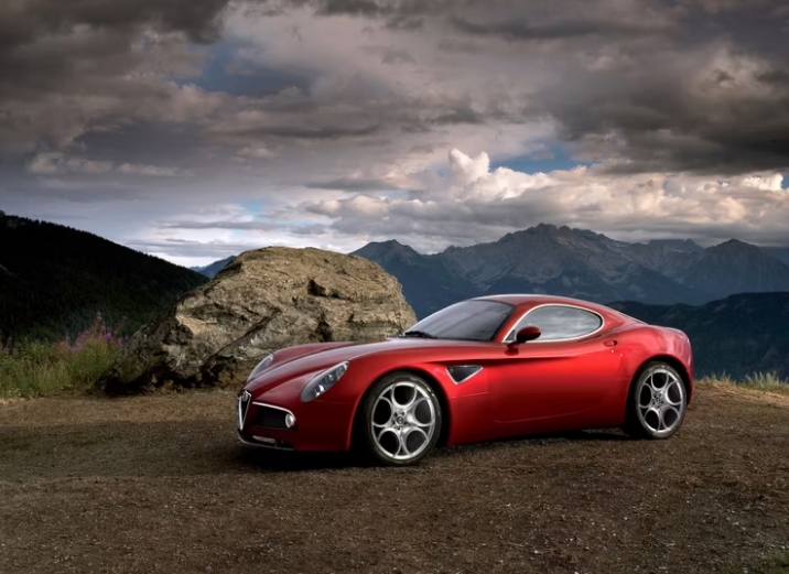 11 من أجمل السيارات على الإطلاق بتصميمات أيقونية صمدت أمام إختبار الزمن 12 09 Alfa Romeo 8C Competizione أجمل السيارات على الإطلاق تصاميم خالدة التصاميم الخالدة