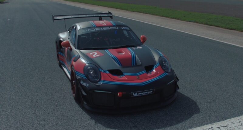 02 Porsche 911 GT2 RS السيارات الرياضية الرائعة المميزة أعادت تعريف الأداء