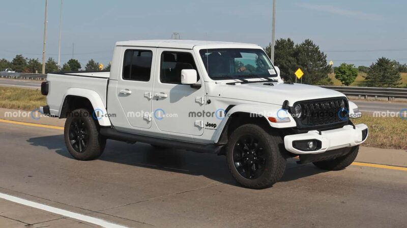 2024 jeep gladiator side view spy photo
