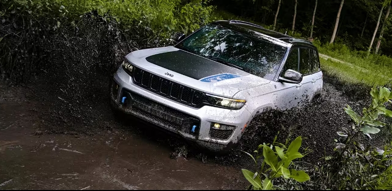 Jeep Cherokee 4xe SUV القيادة بدون استخدام اليدين القيادة الذاتية