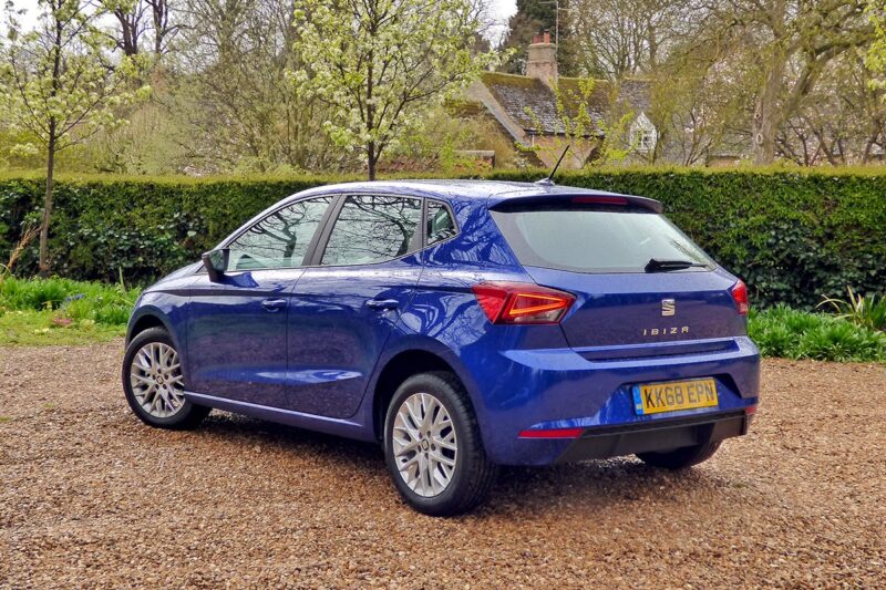 تقييم شامل سيات إيبيزا SEAT Ibiza 2023 عيوب ومميزات وأسعار السيارة الأسبانية الأكثر مبيعًا 6 seat ibiza se tech 95 02