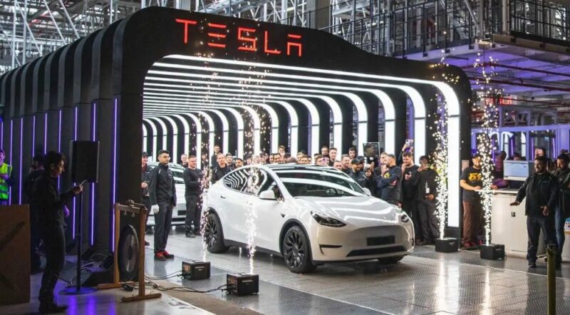 01 tesla factory قيادة السيارات الكهربائية في موجات الحر الحارقة