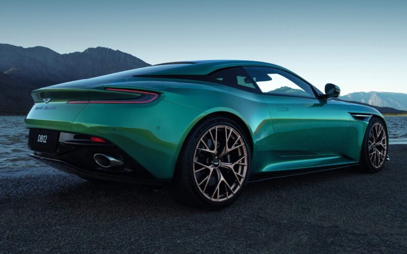 Aston Martin DB12 8