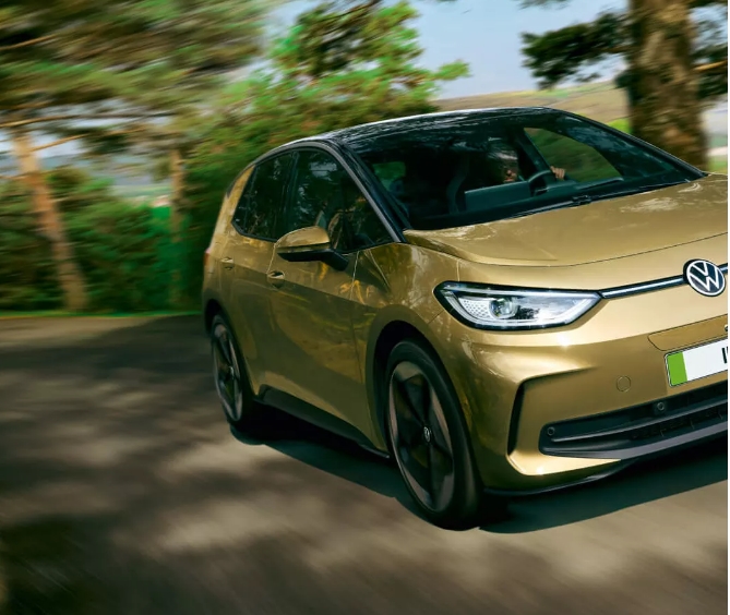 10 من أفضل السيارات الكهربائية المستعملة 14 06 Volkswagen ID 3 2023 أفضل السيارات الكهربائية المستعملة