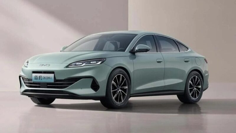 سيارة هجينة جديدة من BYD تتمتع بمدى قيادة يزيد عن 2000 كيلومتر بدون إعادة التزود بالوقود 2 BYD هايبرد جديدة 1024x576 1